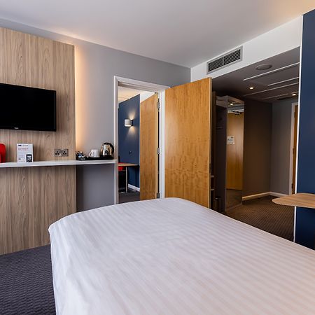 Holiday Inn Express Norwich By Ihg Exterior photo