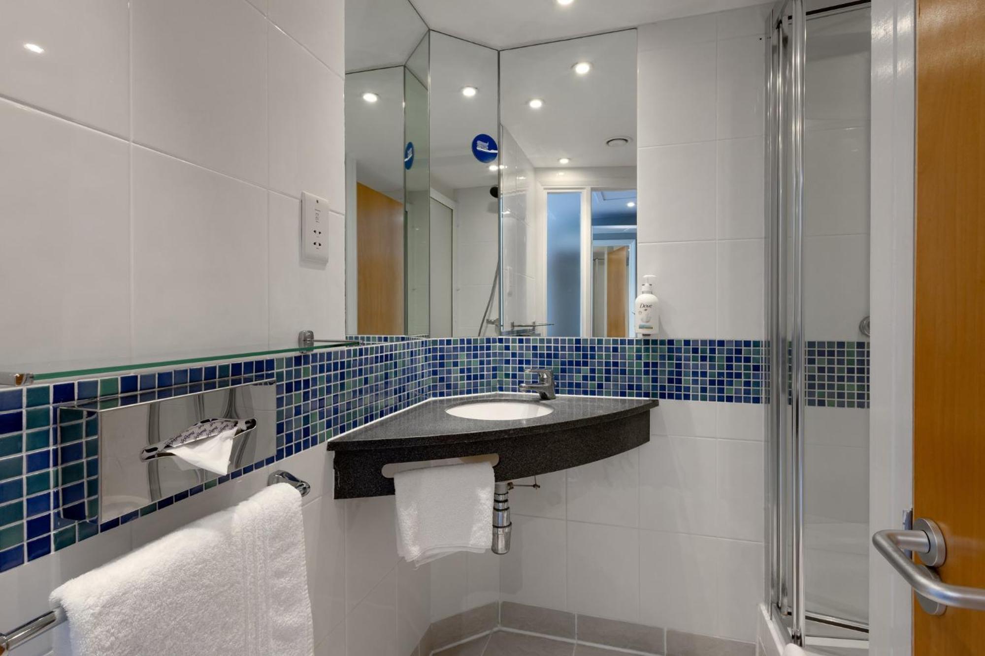 Holiday Inn Express Norwich By Ihg Exterior photo