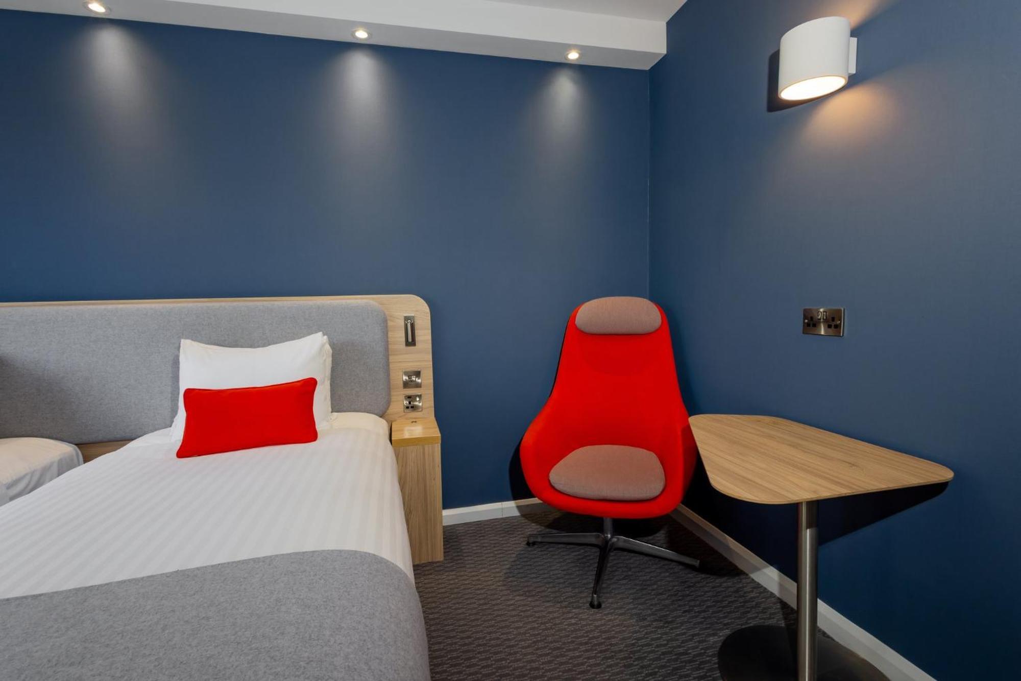 Holiday Inn Express Norwich By Ihg Exterior photo