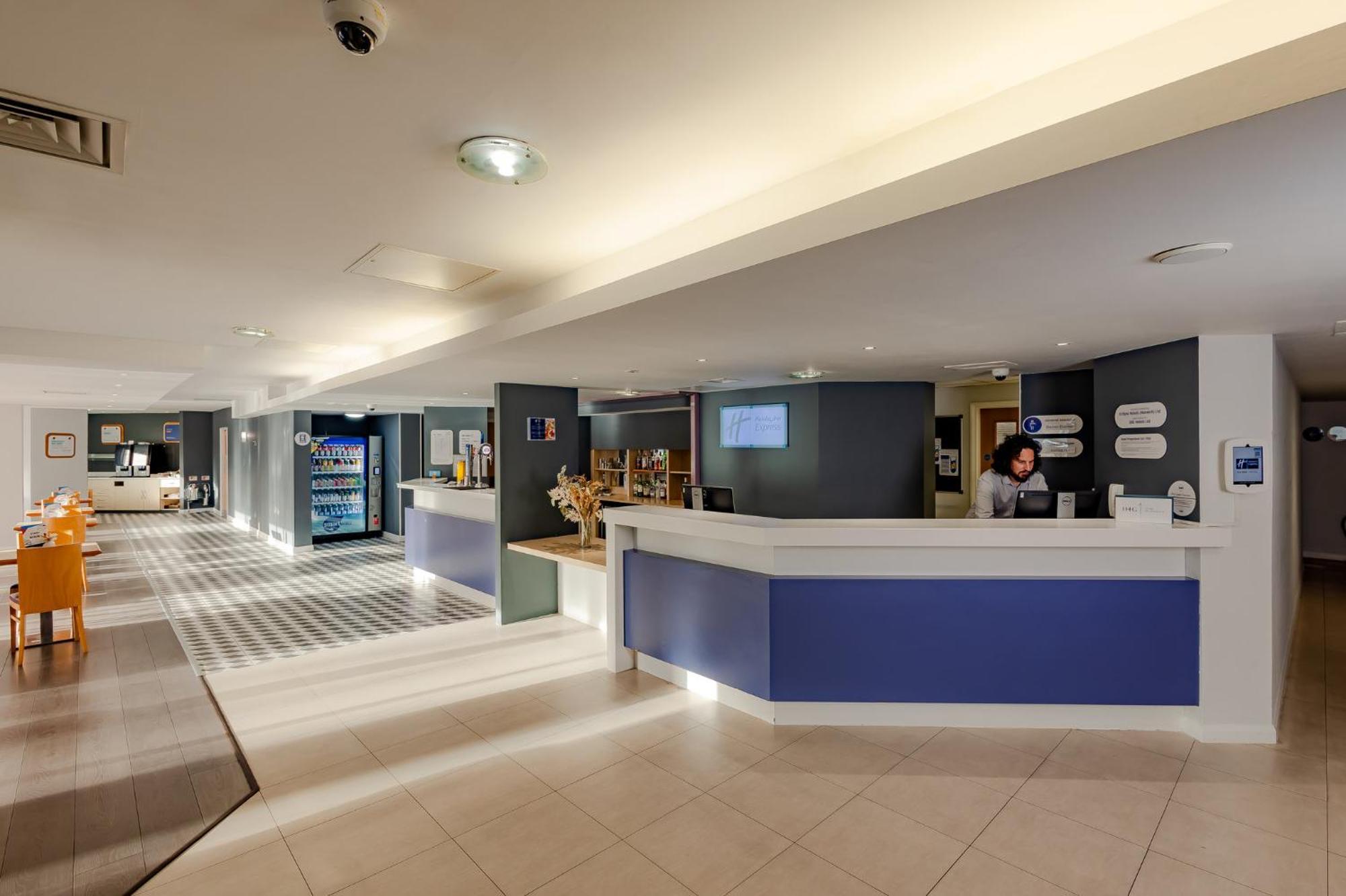 Holiday Inn Express Norwich By Ihg Exterior photo