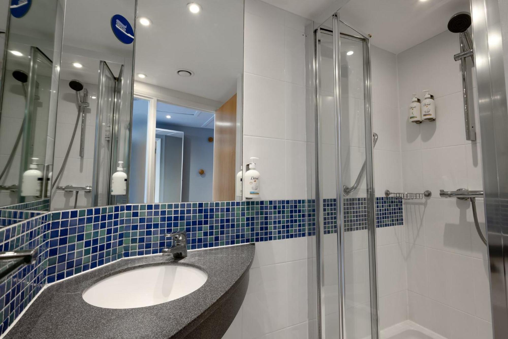 Holiday Inn Express Norwich By Ihg Exterior photo