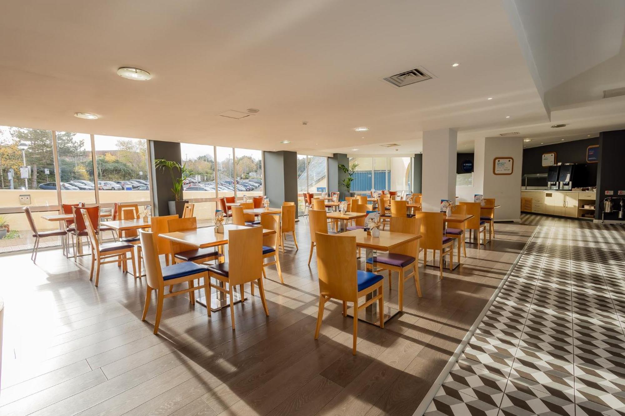 Holiday Inn Express Norwich By Ihg Exterior photo