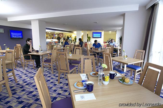 Holiday Inn Express Norwich By Ihg Restaurant photo